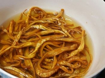 step2: 蟲草花，浸軟後切碎