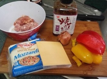 step1: 醃豬肉做法：
先將豉油，糖，胡椒粉，水拌勻，再加入生粉拌勻，醃15分鐘