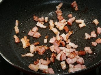 step1: 把煙肉切成粒粒，下鑊煎香備用。