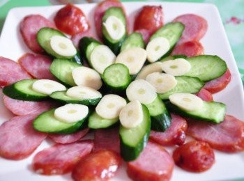 step8: 將小黃瓜及蒜頭切成薄片堆疊擺盤方式