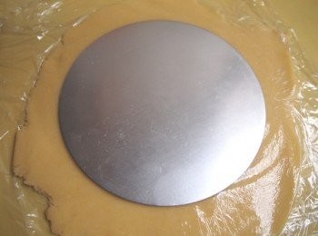 step8: 將麵團壓至適量大小