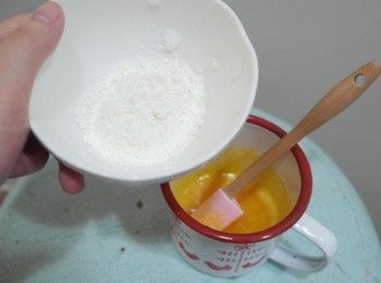 step10: 倒入麵粉並拌勻!!!