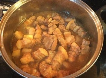 step6: 再加入醬油拌炒上色後煮到醬油滾了就可以換到燉鍋中，大火煮滾後，加水剛好蓋過豬肉再次煮滾後轉小火慢煮。並試味道然後用鹽和水調整。糯米炒好時肉也滷好了。