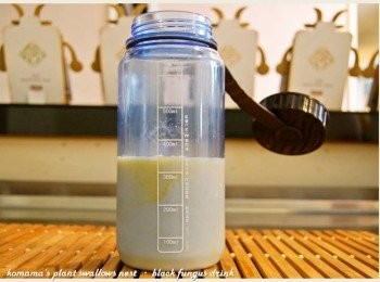 step4: 接下來將牛奶與蛋黃，也分別倒入同一個杯中。