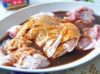 step3: 倒入適量的醬汁於腿排上，均勻的抓捏醃漬4~5小時