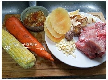 step1: 煲熱一鍋水放入豬脊骨煮3分鐘，取出清洗乾淨備用