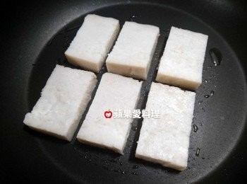 step11: 切塊，鍋中放油，開中火，煎到兩面呈金黃色。