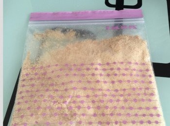 step1: 馬丽餅先放入密實袋內，用木棒壓碎。