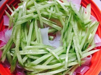 step3: 青瓜切去頭尾，用切下來的青瓜頭與青瓜磨擦至起泡，洗淨然後切絲。鋪於粉皮上。