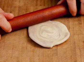 step10: 將已桿兩次的酥卷用切刀切成兩份,切口皮面包向外壓平用木棍小心桿平成薄圓片