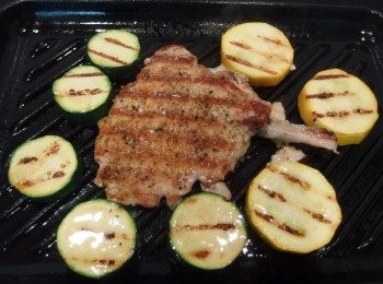 step7: 同時將櫛瓜片及夏南瓜片一起下鍋香煎。豬排烙烤上色後,煎至個人喜愛的熟度,起鍋後靜置5-8分鐘再享用,可讓豬排鎖住肉汁會更美味。ps:鍋子一定要加熱足夠,才可將豬排下鍋煎烤,這樣可鎖住豬排裡的肉汁而不流失。