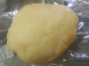 step2: 下一顆蛋，用手搓成麵糰（如麵糰太乾，可加點水，太濕，可加點麵粉）用保鮮紙包好，放入雪櫃30分鐘