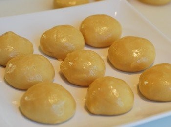 step10: 將麵團分成12等分，每份25g，在掌心滾成圓球備用