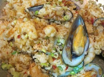 step4: 放入白飯拌炒，讓醬料皆與白飯充分混合均勻後，加入1茶匙鹽、蔥花，再拌炒均勻即完成。