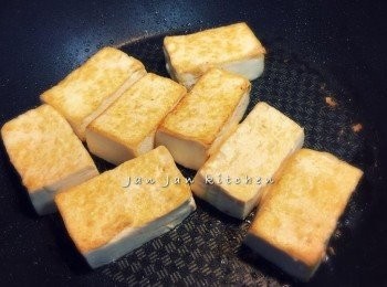 step1: 皮蛋、豆腐切件，豆腐先煎香至金黃至8成熟備用。其實不煎亦可，只是煎了比較好味！