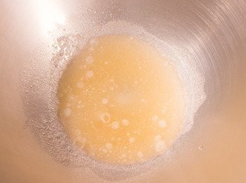 step2: 把<span class="group_1">魚膠水材料</span>中的冰水倒進大碗中，再灑入魚膠粉備用。