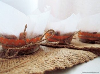 step8: [主妇 DIY] 在这个食谱里，我超兴奋的想跟大家分享如何使用烘焙纸，亲自动手做出有特色的纸杯子哦！做法很简单，你甚至可以利用一些亮眼的丝带或蕾丝来装饰以作为礼物送给朋友。这很省钱，甚至让你的杯子蛋糕看起来更花哨！有兴趣的你请游览 http://foodbowlclub.wordpress.com/