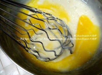 step4: 接著，倒進已融化「無鹽奶油」，用打蛋器攪拌均勻。