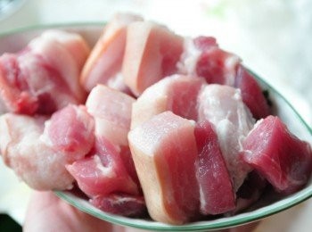 step1: 先將豬五花切成大塊狀