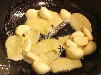 step3: 加入蒜頭炒香