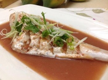 step3: 擺上薑絲、蔥絲、蒜絲、香菜 淋上熱油