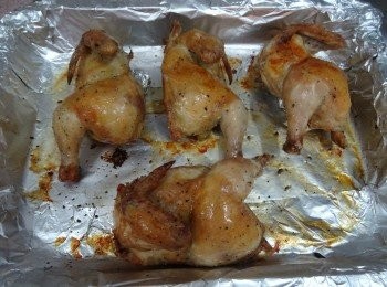 step7: 雞放碟上靜止10分鐘, 讓吸回肉汁 , 之後按喜好配上喜歡的伴菜（飯／意粉／薯菜適隨專便）便完成。