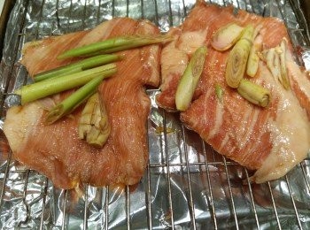 step4: 預熱焗爐220度,烤焗時間25分鐘,將豬頸肉和香茅放上焗架上,中途需轉一轉焗位置。