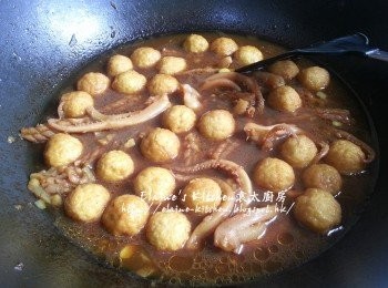 step10: 再加入魷魚一同拌勻繼續蓋上蓋用慢火煮5分鐘