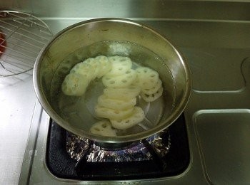 step2: 滾水放入少許的鹽，把蓮藕片放入煮熟備用