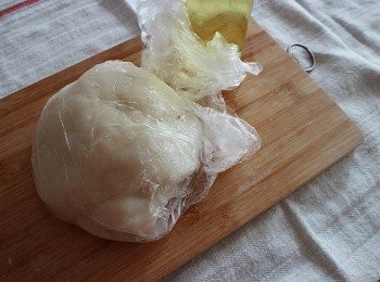 step3: 取出麵糰放入膠袋下適量油在內,帶上廚房手套趕熱搓按、將油與剛熟麵糰充份混合