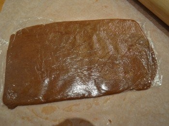 step12: 取出朱古力麵糰，用桿麵棍桿成一個約25cm x 15cm x 0.5cm 的長方形。