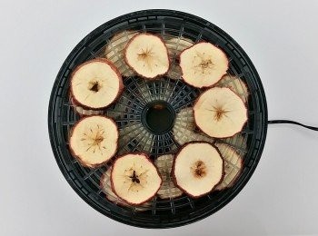 step4: 57度c的低溫風乾讓蘋果乾保留了豐富的膳食纖維及礦物元素,可幫助身體腸胃的新陳代謝。天然無添加的水果乾適合喜歡吃零食又怕胖的朋友,做蛋糕及麵包時添加少許的水果乾更能增添風味喔!