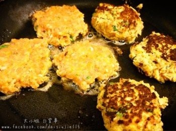 step6: 燒熱煎鍋及適量油，用兩隻湯匙協助令肉餅成球形，放煎鍋上，略略壓成餅狀。