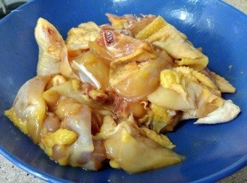 step1: 雞洗淨， 抹乾再斬件。 用<span class="group_2">醃料</span>醃1小時備用