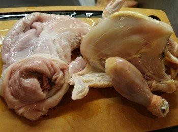 step5: 鮮雞去掉頭和尾，切出雞爪。（因怕油多，所以我把雞皮及脂肪多的地方也去掉了。）