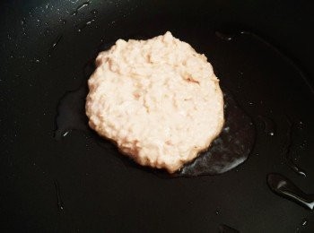 step3: 起油鍋將燕麥麵糊放入鍋中煎至兩面金黃即可 依個人喜好淋上蜂蜜或果醬皆可