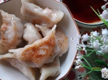 step11: 平底鍋中加入一茶匙香油一茶匙蔬菜油燒熱 , 即可把餃子加入煎一分鐘 , 再加入半杯米杯的水 , 蓋上鍋蓋 , 半煎煮的方式煮約五分鐘即可