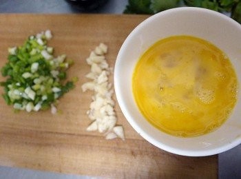 step1: 備好材料，蔥與蒜切末，蛋打散