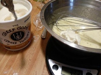 step1: 先準備個大碗~倒入鷄蛋跟砂糖打至发泡，就是打蛋器举起来时，鸡蛋糊能够呈一直线流下的程度才行。（不用打發，拌匀就行了）再加入酸奶拌匀。（可以用任和口味的，但最好用濃綢的酸奶，不要用水水的，如Greek yogurt)