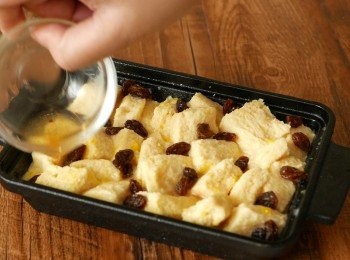 step6: 灑上提子乾，如有剩下吸收不完的冧酒亦可澆上。