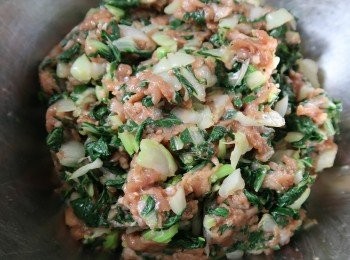 step3: 醃好攪至有筋性，加菜粒，雪至小半小時才包。