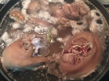 step2: 煮到泡泡浮出，即可取出拔毛，用菜刀輕刮豬皮，可以讓豬腳上色更漂亮。清洗乾淨後即可放入電鍋中。