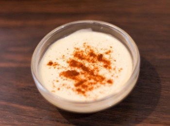 step3: 預備<span class="group_2">沾醬</span>：蛋黃醬及弟戎芥末拌勻，之後灑上紅椒粉備用 (可置冰箱)