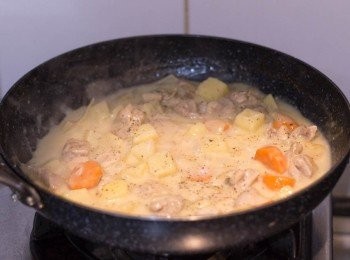 step7: 邊攪拌邊慢慢加入牛奶，試味，加入黑椒碎調味，如不夠咸味可略加鹽，拌均勻後即可拌米飯或義大利麵享用