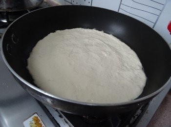 step3: 用膠刮將麵糊舖平在在鍋上（我用28cm）