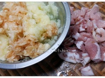 step2: 煙肉切碎備用，蘋果去皮去核，和洋蔥蒜頭一齊放入攪拌機打至碎，或用手切碎，碎啲就會出味啲