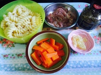 step2: 豬肉切絲後以少許熟水、鹽、糖、生粉、少少豉油略醃。