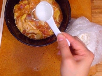 step3: 蛋打勻後，加入雞肉拌勻
清酒加入雞肉拌勻