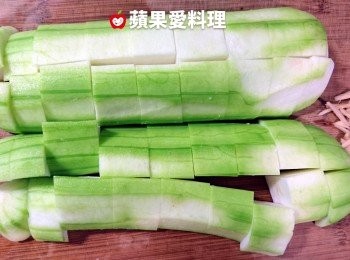 step2: 切切切：絲瓜削皮、切塊（約1~2cm厚片）；薑切成薑絲。