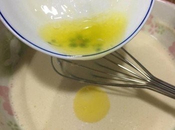 step2: 跟住加入牛油、雲呢拿香油精再攪拌均勻